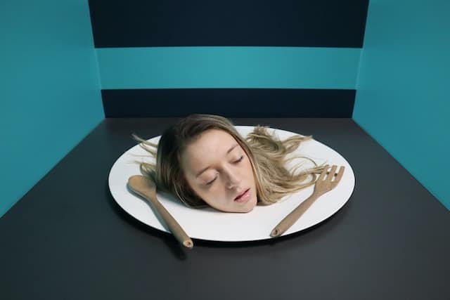 A woman head displayed in displayed in a dinner table at museum of Illusions Dubai