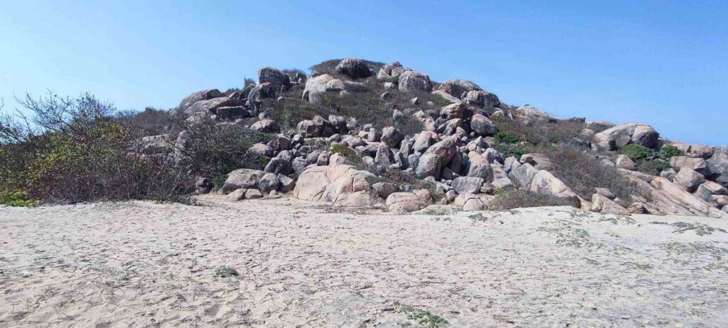 The photo of Elephant rock taken on sunny afternoon