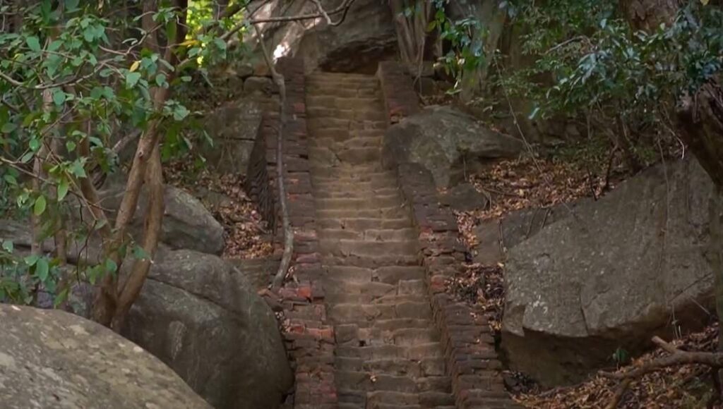 stairs to the Pidurungala rock from the base temple